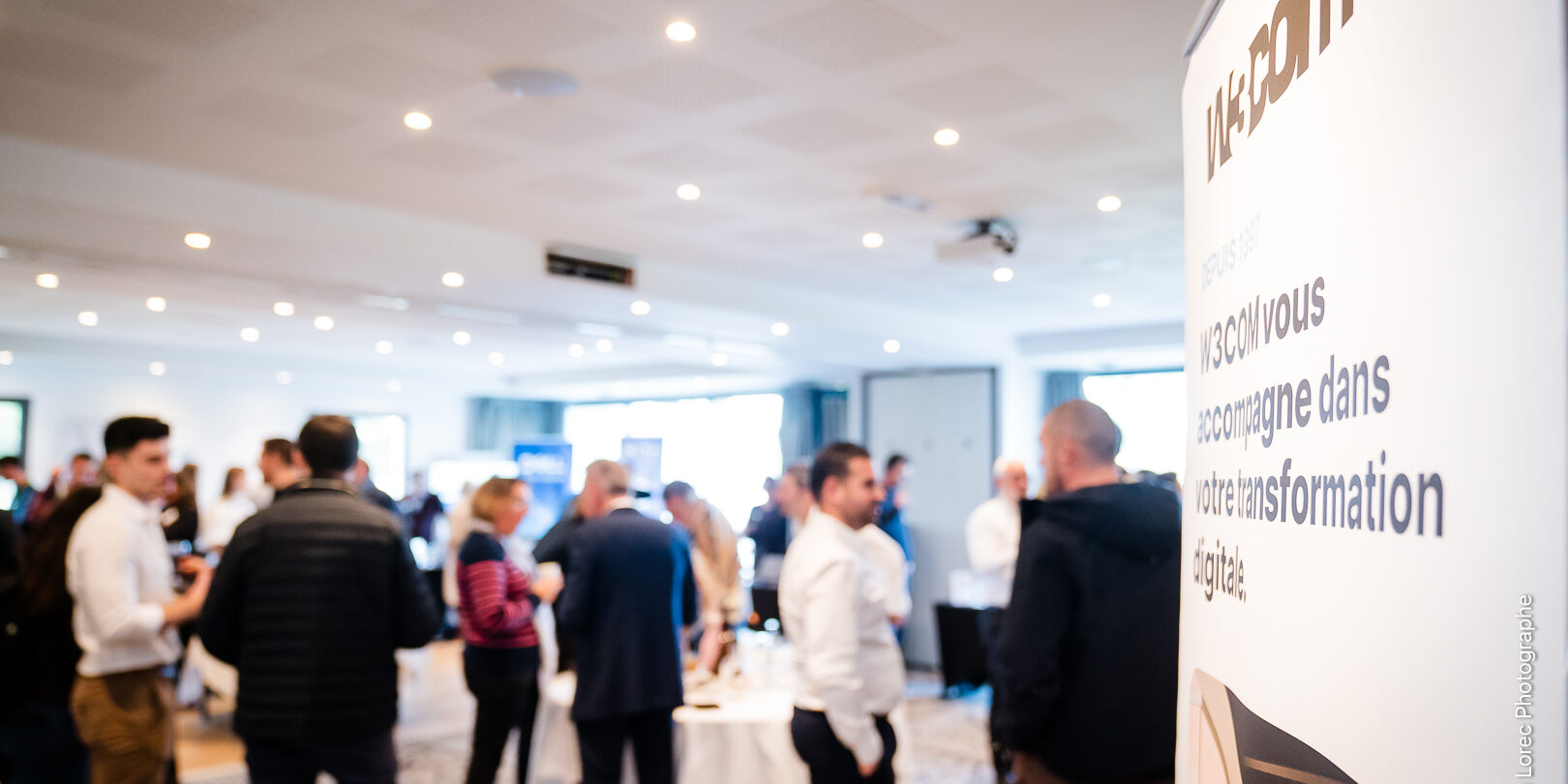 Clients, partenaires et équipes de W3COM discutant des innovations technologiques présentées lors du salon IN NOV Day W3COM.