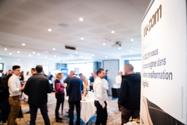 Sonia Lorec Photographe – W3COM Clients, partenaires et équipes de W3COM discutant des innovations technologiques présentées lors du salon IN NOV Day W3COM.