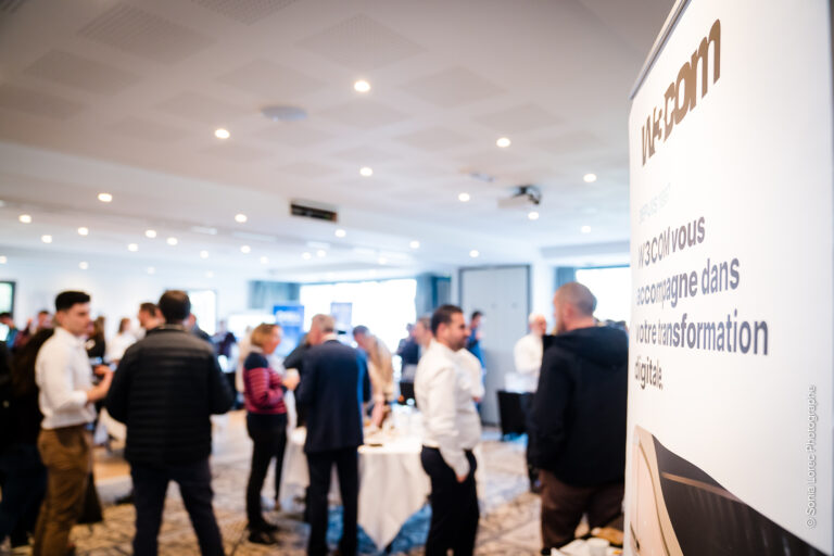 Sonia Lorec Photographe – W3COM Clients, partenaires et équipes de W3COM discutant des innovations technologiques présentées lors du salon IN NOV Day W3COM.